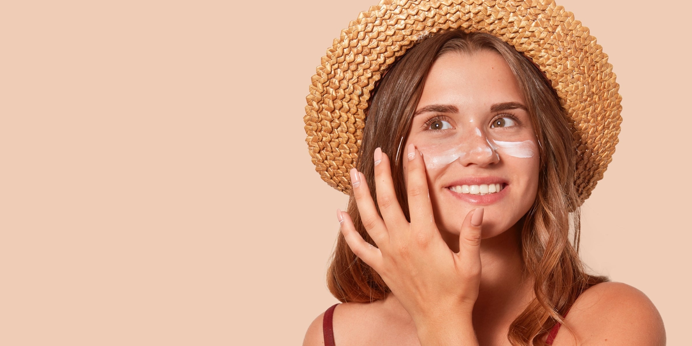 lady applying sunscreen to face